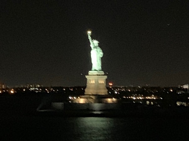 La estatua que nos despide…